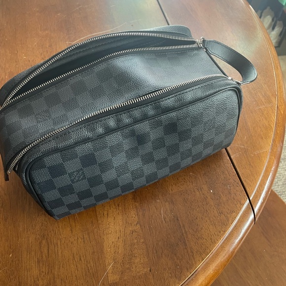 Louis Vuitton - Picture 5 of 5